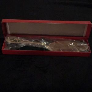 Retroneu Holiday gold tone with holly berries pastry server NWT
